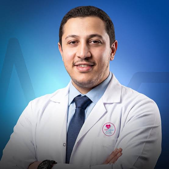 صورة الدكتور أحمد نصر استشاري جراحة العظام والمفاصل متخصص في علاج أمراض الركبة وخشونة المفاصل وآلام الركبة
